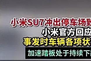 梅西下半场开球前，从球员通道跑回了球场